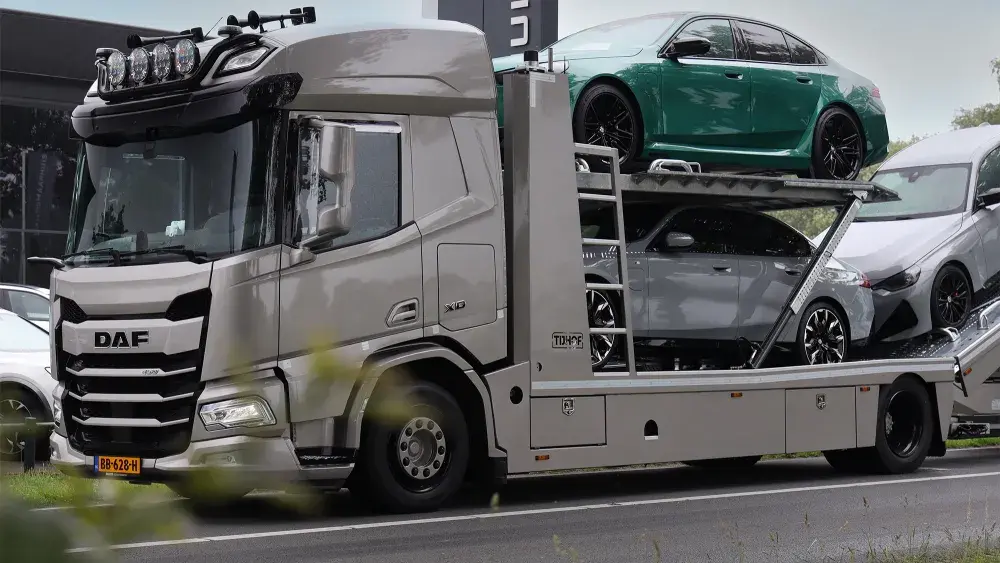 DAF-Tijhof-transporter-vanuit-berm.jpg