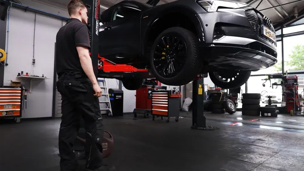 audi-e-tron-op-brug-autohaarhuis-geesteren.jpg